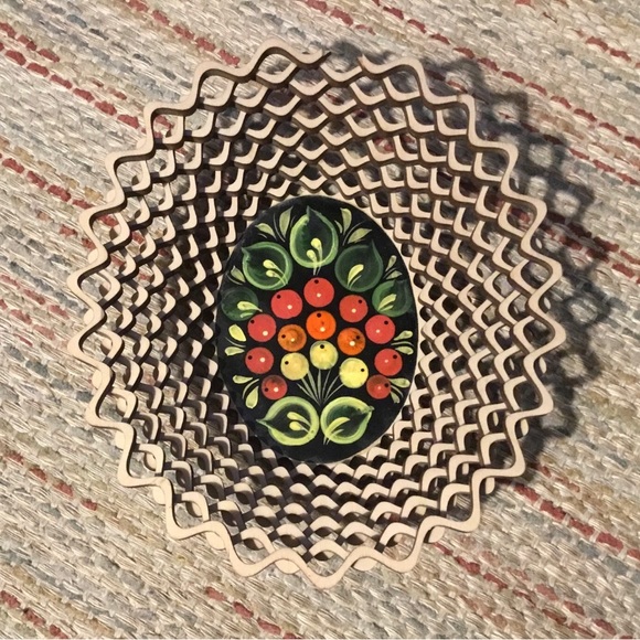 Romanian Wooden Lattice Basket handmade and painted fruit base. - Picture 6 of 6